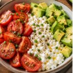 Hüttenkäse-Bowl mit Tomate und Avocado