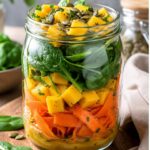 Mango-Karotten-Salat mit Babyspinat und Kürbiskernen