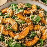Ofenkürbis mit Quinoa Babyspinat und Tahini