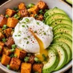 Süßkartoffel-Frühstück mit Ei und Avocado