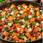 Süßkartoffel-Spinat-Pfanne mit Walnüssen und Feta